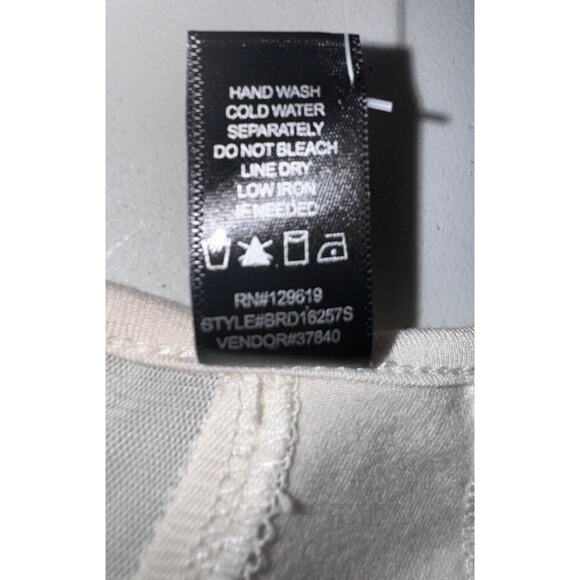 BKE Buckle Red Womens Antique White 3/4 Sleeve V-Neck Top Blouse Size Small, NEW - Picture 7 of 7